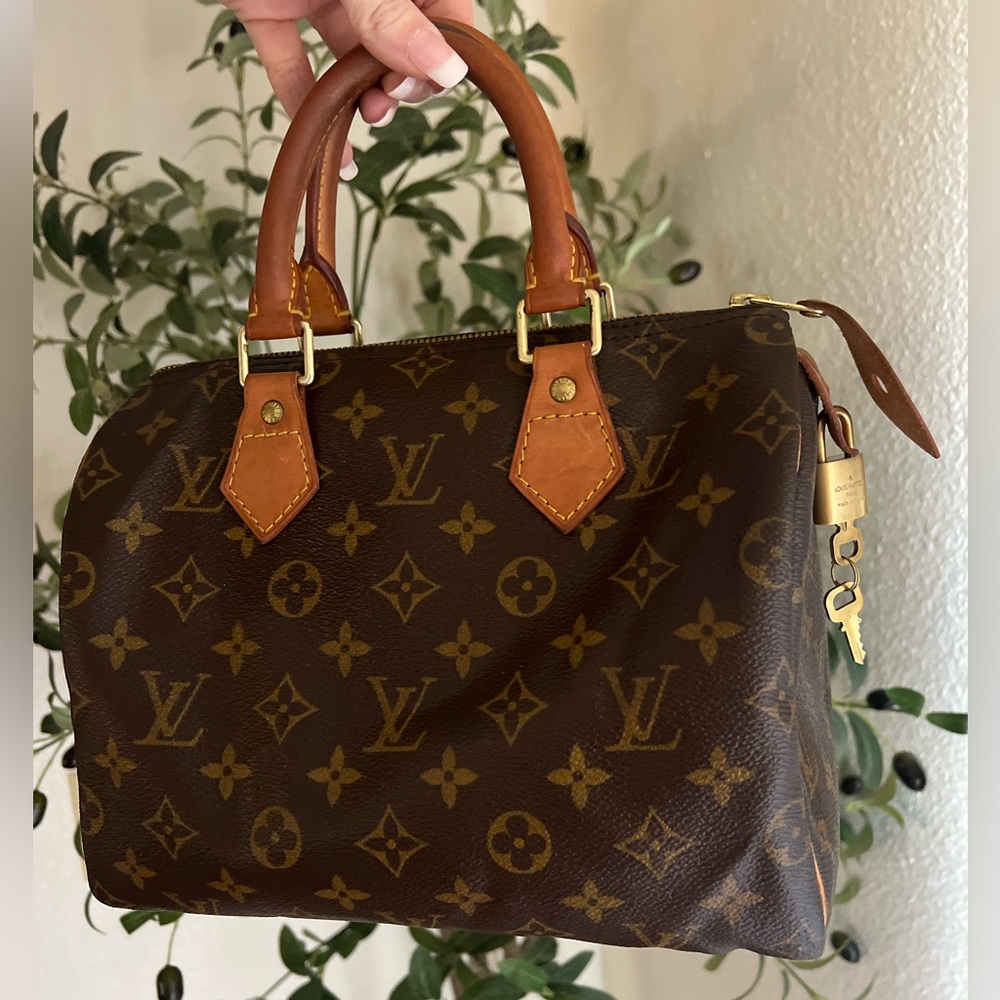 Louis Vuitton Monogram Speedy 25